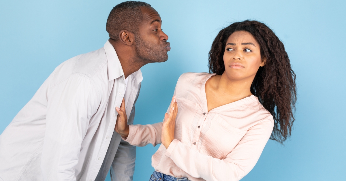non-verbal dating cues," "body language in relationships," and "negative signals in dating.